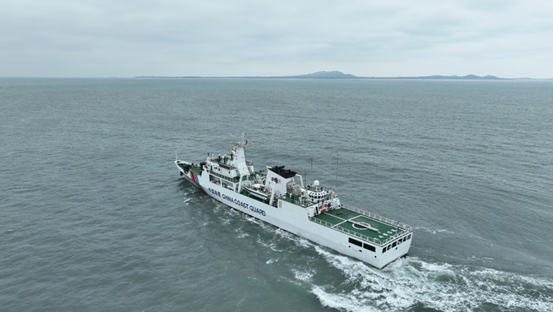 中国海警发布厦金海域执法现场图，金门岛和台“海巡署”小艇入画